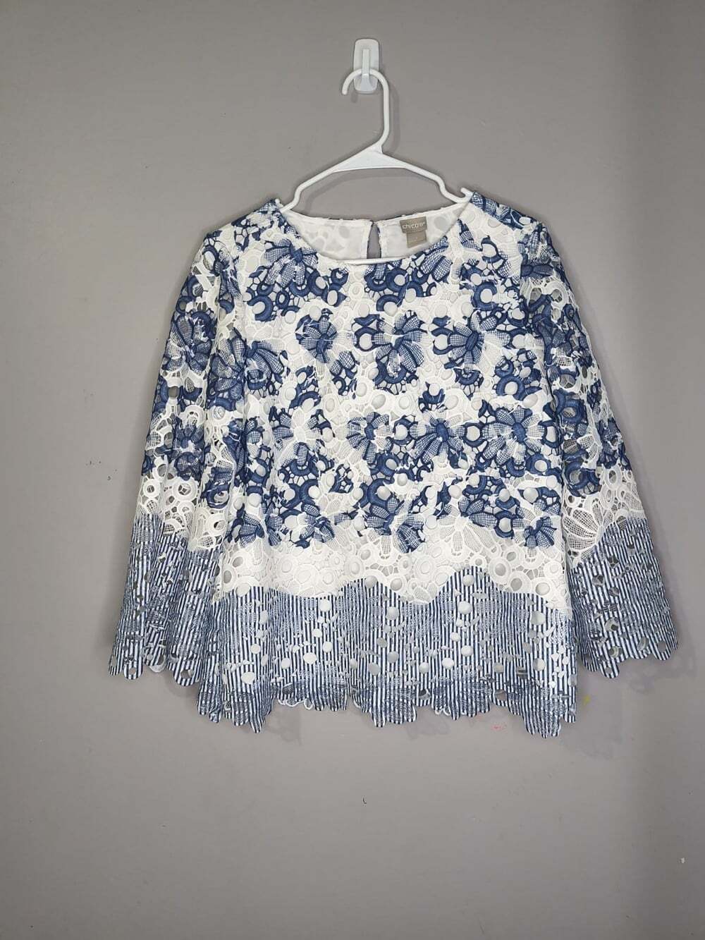 New Chico’s Floral Lace Blouse Size:1 Blu/Wht Crochet 3/4Sleeve ScallopedHem